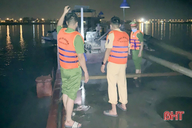 Công an Nghi Xuân bắt giữ xà lan khai thác cát trái phép trên sông Lam