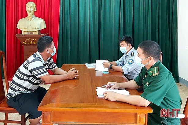 Bắt giữ 2 tàu giã cào khai thác hải sản sai vùng biển quy định ở Cẩm Xuyên