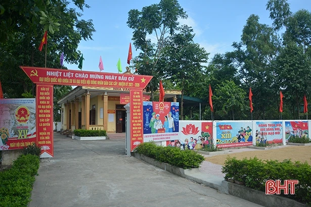 Bổ sung tuyên truyền trực quan tại các điểm bầu cử và tuyến phố ở TX Hồng Lĩnh