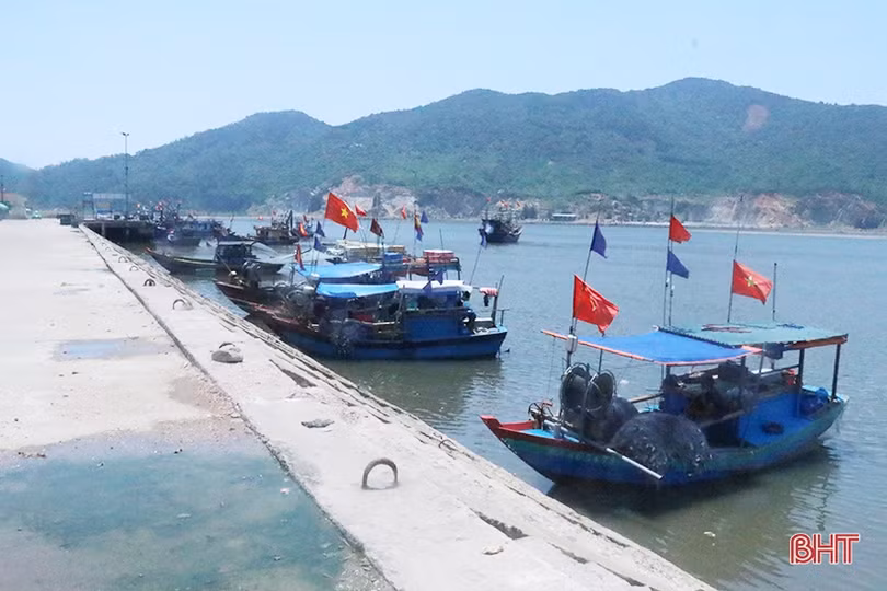 Ngư dân vùng biển Hà Tĩnh sẵn sàng gác những chuyến ra khơi để làm tròn nghĩa vụ công dân