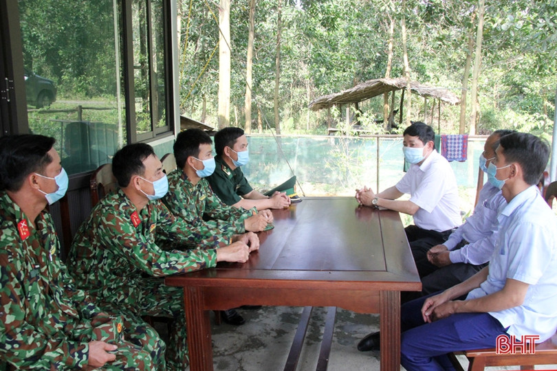 Hội Nông dân Hương Sơn tặng thiết bị điện cho lực lượng biên phòng trực chốt chống dịch