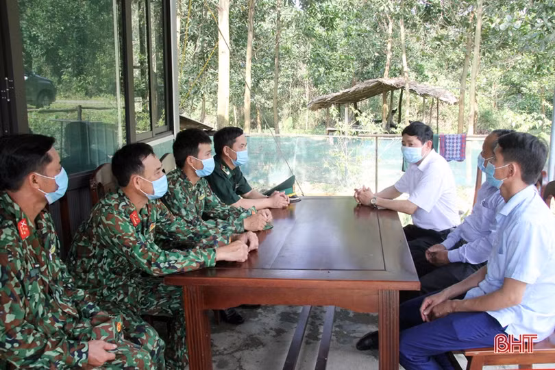 Hội Nông dân Hương Sơn tặng thiết bị điện cho lực lượng biên phòng trực chốt chống dịch