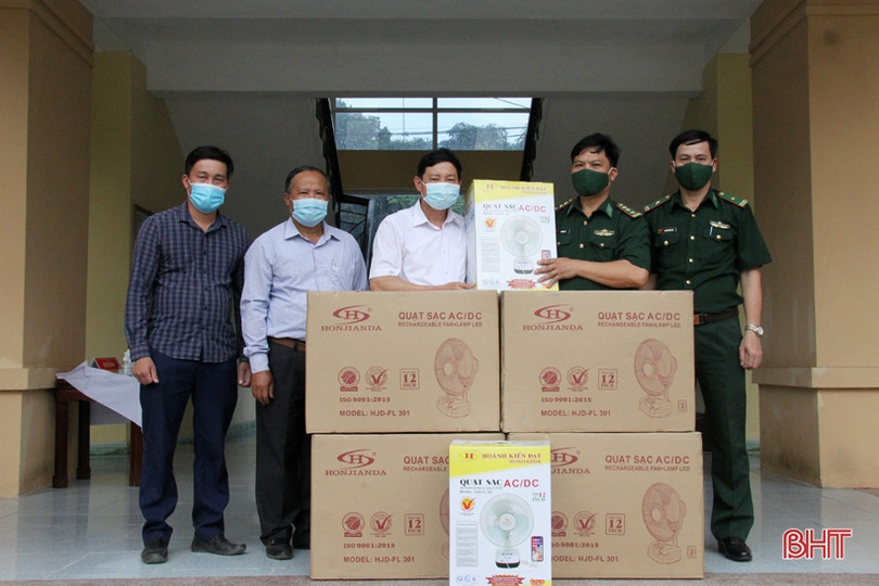 Hội Nông dân Hương Sơn tặng thiết bị điện cho lực lượng biên phòng trực chốt chống dịch