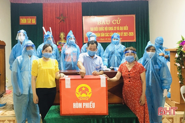 Hà Tĩnh khẩn trương kiểm phiếu bầu cử ảnh 16 Hà Tĩnh khẩn trương kiểm phiếu bầu cử