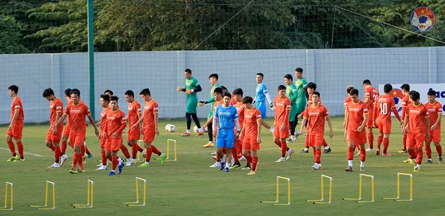 Vì sao HLV Park Hang Seo mang đến 28 cầu thủ đi UAE?