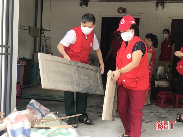 Hội Chữ thập đỏ Hà Tĩnh hỗ trợ 4 gia đình bị ảnh hưởng thiên tai sửa chữa nhà ở