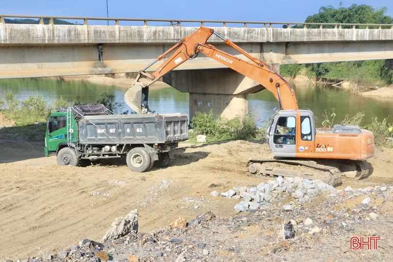 Thi đua đẩy nhanh tiến độ Nhà máy Thủy điện Ngàn Trươi chào mừng ngày hội non sông