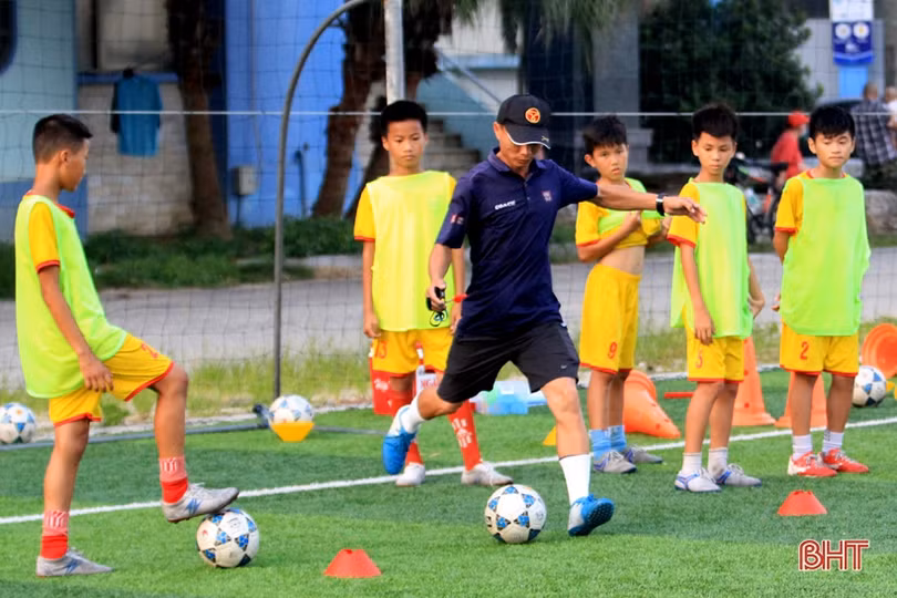Huấn luyện viên Nguyễn Văn Thịnh - người mang “luồng gió mới” cho bóng đá trẻ Hà Tĩnh