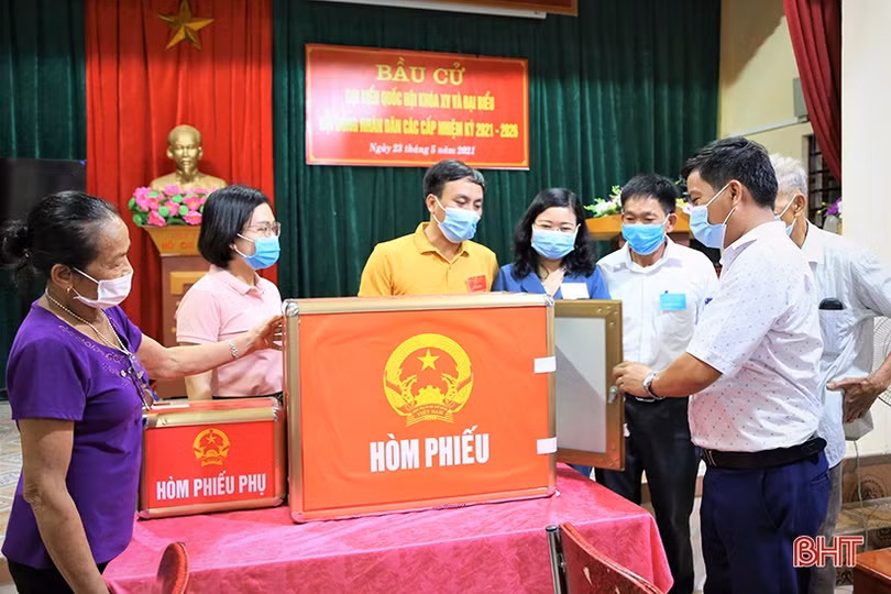 Hà Tĩnh khẩn trương kiểm phiếu bầu cử
