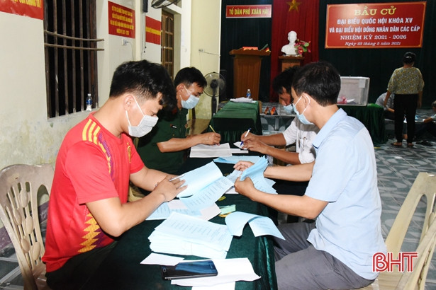 Hà Tĩnh khẩn trương kiểm phiếu bầu cử ảnh 21 Hà Tĩnh khẩn trương kiểm phiếu bầu cử