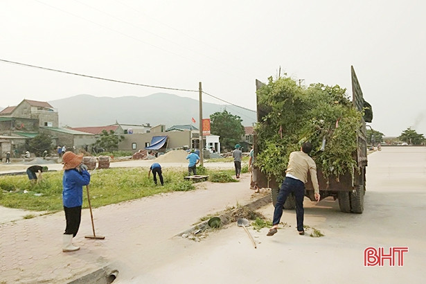 Sau phản ánh của Báo Hà Tĩnh, xã Thạch Kim huy động phương tiện dọn âu thuyền Cửa Sót
