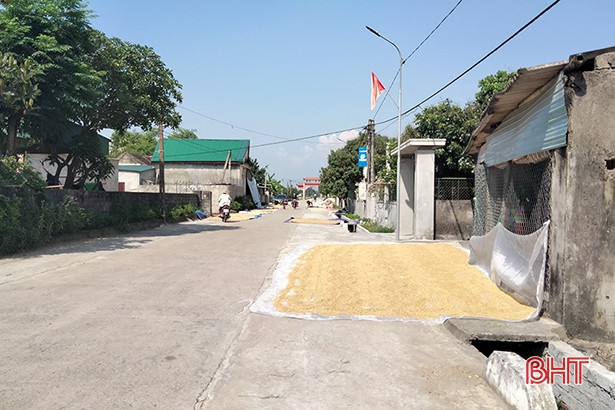 Hà Tĩnh: Tái diễn việc lấn chiếm lòng, lề đường làm sân phơi lúa