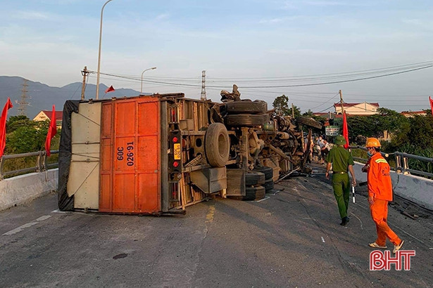 Đâm vào thành cầu, xe tải lật ngang chắn lối đi trên Quốc lộ 1 qua Hà Tĩnh
