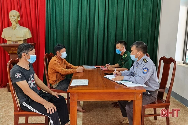 Bắt giữ 2 cặp tàu giã cào ngoại tỉnh khai thác hải sản sai vùng biển quy định ở Hà Tĩnh