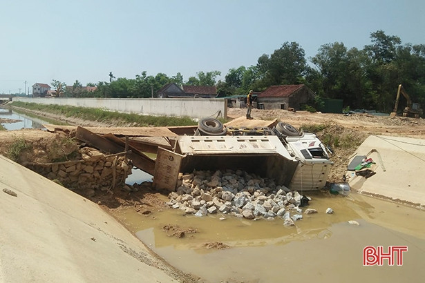 Gãy cầu tạm, xe tải chở đá rơi xuống kênh Ngàn Trươi - Cẩm Trang