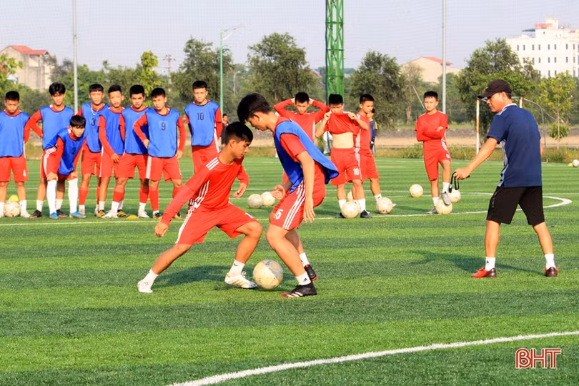 Huấn luyện viên Nguyễn Văn Thịnh - người mang “luồng gió mới” cho bóng đá trẻ Hà Tĩnh