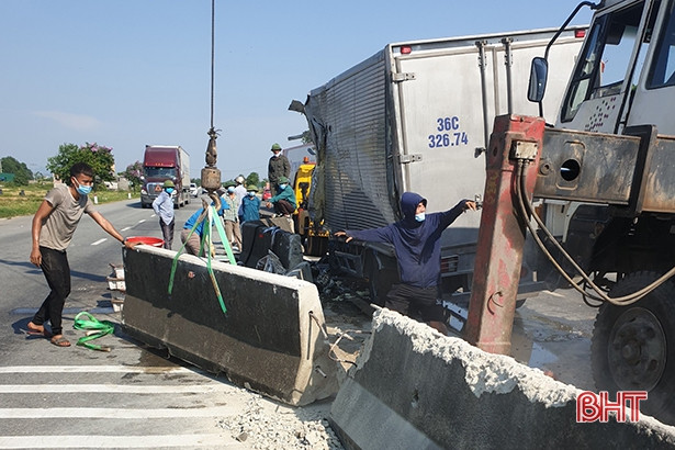 Xe tải mất lái, “lùa” dải phân cách trên QL 1 qua Hà Tĩnh