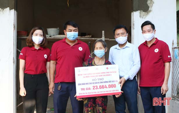 Hội Chữ thập đỏ Hà Tĩnh hỗ trợ 4 gia đình bị ảnh hưởng thiên tai sửa chữa nhà ở