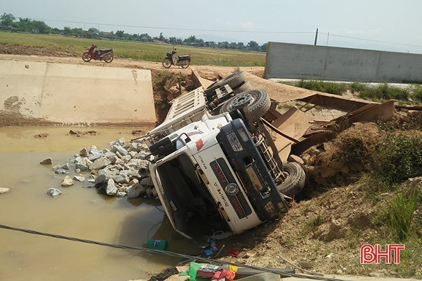 Gãy cầu tạm, xe tải chở đá rơi xuống kênh Ngàn Trươi - Cẩm Trang