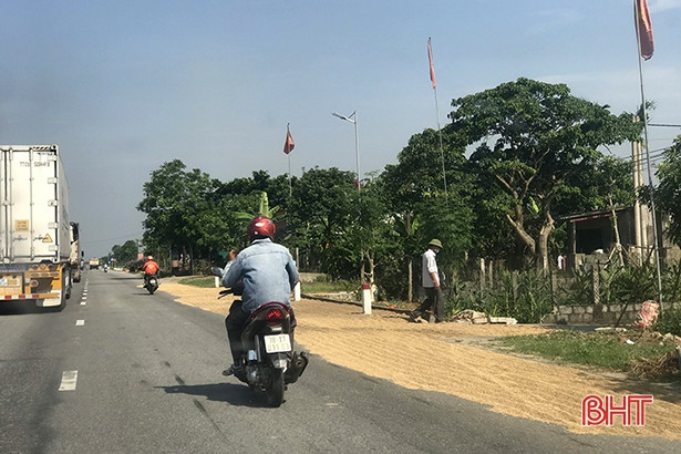 Hà Tĩnh: Tái diễn việc lấn chiếm lòng, lề đường làm sân phơi lúa