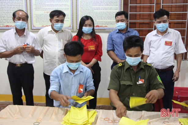Hà Tĩnh khẩn trương kiểm phiếu bầu cử ảnh 10 Hà Tĩnh khẩn trương kiểm phiếu bầu cử