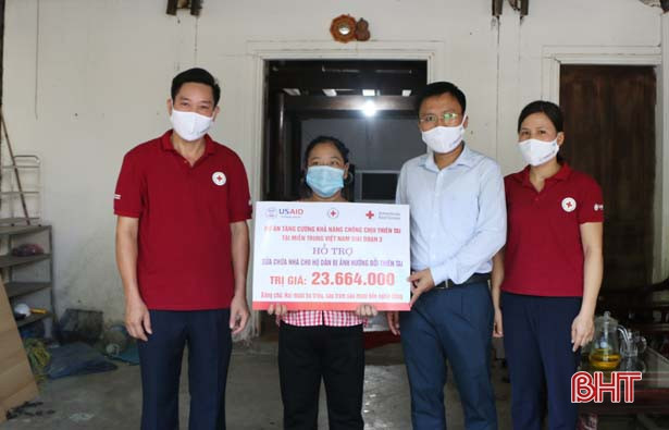 Hội Chữ thập đỏ Hà Tĩnh hỗ trợ 4 gia đình bị ảnh hưởng thiên tai sửa chữa nhà ở