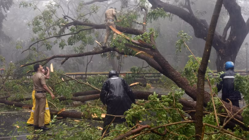 Bão Tauktae gia tăng cường độ, Ấn Độ tiếp tục hứng chịu thiệt hại