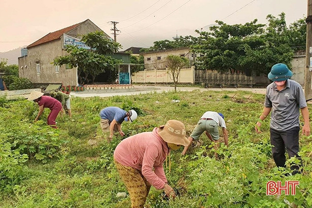 Sau phản ánh của Báo Hà Tĩnh, xã Thạch Kim huy động phương tiện dọn âu thuyền Cửa Sót