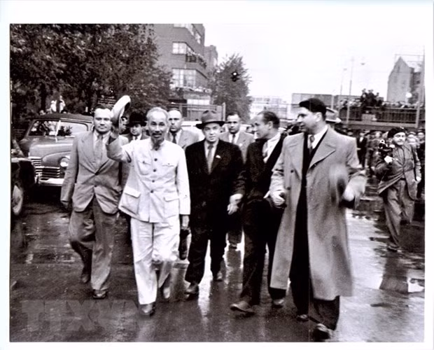 Chủ tịch Hồ Chí Minh - Người làm rạng rỡ non sông, đất nước Việt Nam