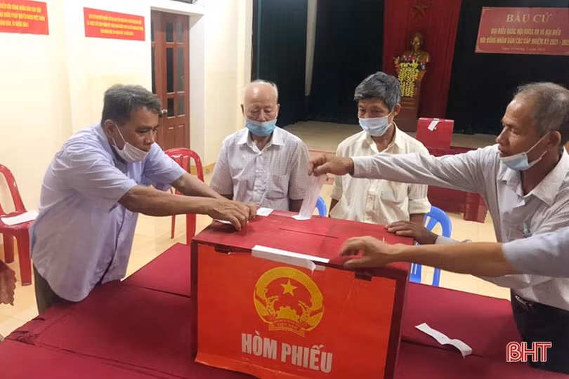 Hà Tĩnh khẩn trương kiểm phiếu bầu cử