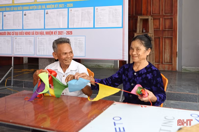 Người dân Hà Tĩnh sẵn lòng trang trí nhà làm điểm bầu cử để giãn số người ra hội quán