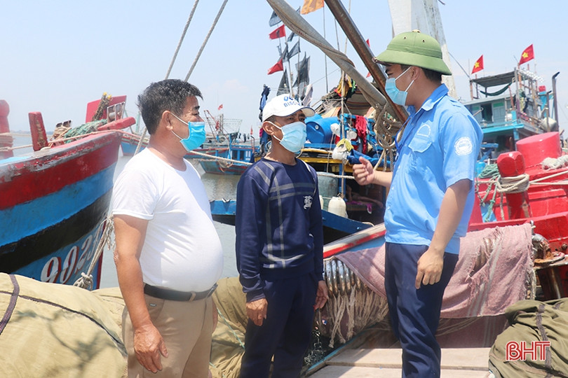 Ngư dân vùng biển Hà Tĩnh sẵn sàng gác những chuyến ra khơi để làm tròn nghĩa vụ công dân ảnh 3 Ngư dân vùng biển Hà Tĩnh sẵn sàng gác những chuyến ra khơi để làm tròn nghĩa vụ công dân