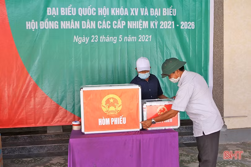 Người dân Hà Tĩnh sẵn lòng trang trí nhà làm điểm bầu cử để giãn số người ra hội quán