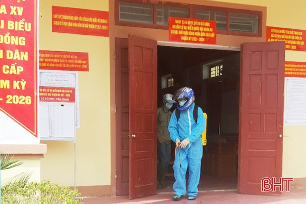 Vũ Quang phun 200kg hóa chất khử khuẩn tại 70 khu vực bỏ phiếu