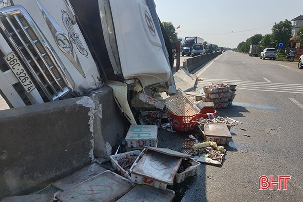 Xe tải mất lái, “lùa” dải phân cách trên QL 1 qua Hà Tĩnh