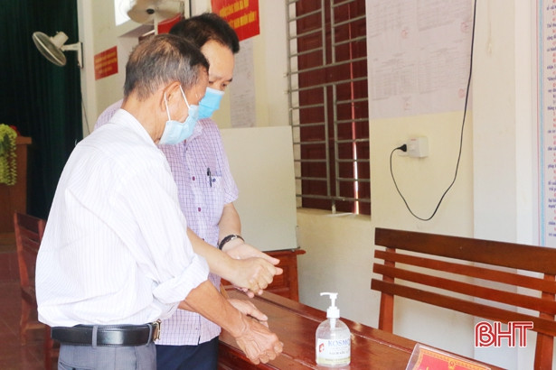 Vũ Quang phun 200kg hóa chất khử khuẩn tại 70 khu vực bỏ phiếu