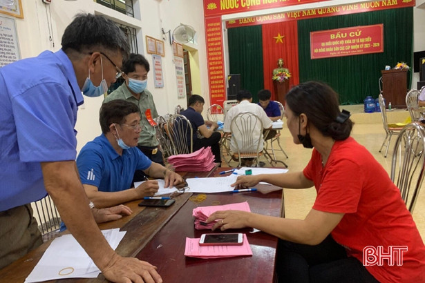 Hà Tĩnh khẩn trương kiểm phiếu bầu cử ảnh 25 Hà Tĩnh khẩn trương kiểm phiếu bầu cử