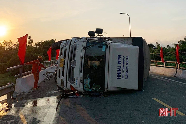 Đâm vào thành cầu, xe tải lật ngang chắn lối đi trên Quốc lộ 1 qua Hà Tĩnh