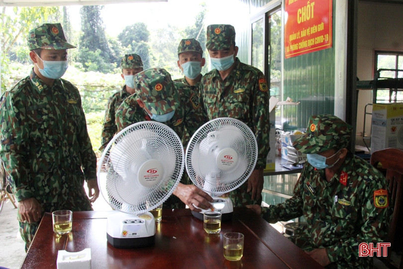 Hội Nông dân Hương Sơn tặng thiết bị điện cho lực lượng biên phòng trực chốt chống dịch