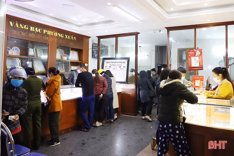 “Phố vàng” Hà Tĩnh nhộn nhịp sáng ngày vía Thần tài