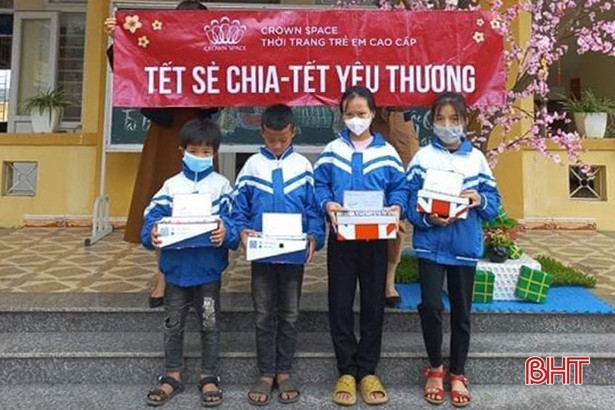 Crown UK Việt Nam chung tay mang tết đến cho trẻ em Hà Tĩnh