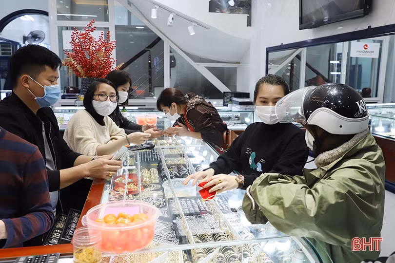 “Phố vàng” Hà Tĩnh nhộn nhịp sáng ngày vía Thần tài