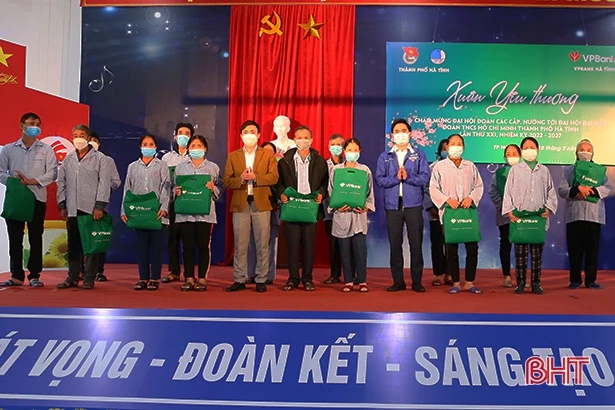 Trao 300 suất quà cho các hoàn cảnh khó khăn ở TP Hà Tĩnh