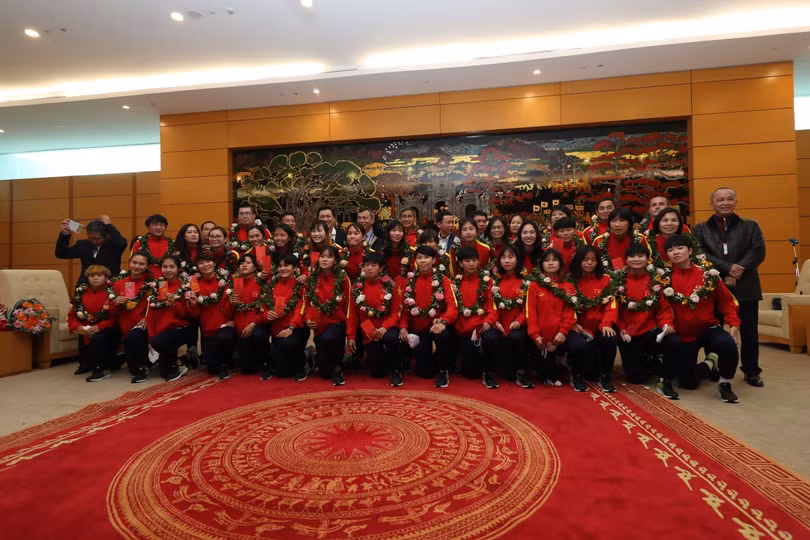 Tuyển nữ Việt Nam hạnh phúc trong ngày trở về