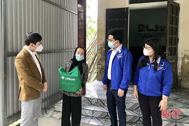 Trao 300 suất quà cho các hoàn cảnh khó khăn ở TP Hà Tĩnh