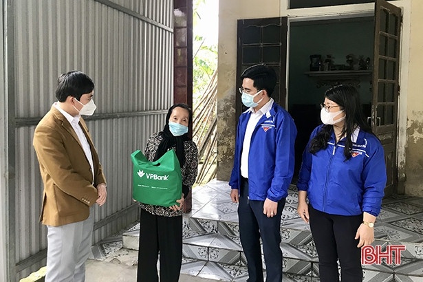 Trao 300 suất quà cho các hoàn cảnh khó khăn ở TP Hà Tĩnh