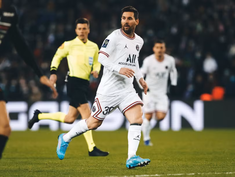 Messi, Mbappe giúp PSG thắng ở phút 90+3