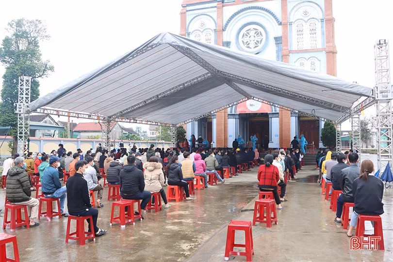 Xuất hiện cả trăm ca mắc, Cẩm Xuyên ráo riết chống dịch COVID-19