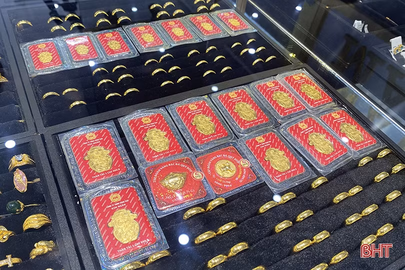 “Phố vàng” Hà Tĩnh nhộn nhịp sáng ngày vía Thần tài