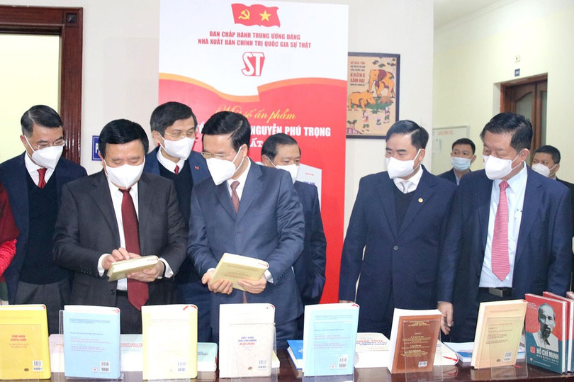 Đồng chí Võ Văn Thưởng, Ủy viên Bộ Chính trị, Thường trực Ban Bí thư cùng các đồng chí lãnh đạo tham quan gian trưng bày cuốn sách tại buổi lễ ra mắt Ra mắt cuốn sách của Tổng Bí thư Nguyễn Phú Trọng